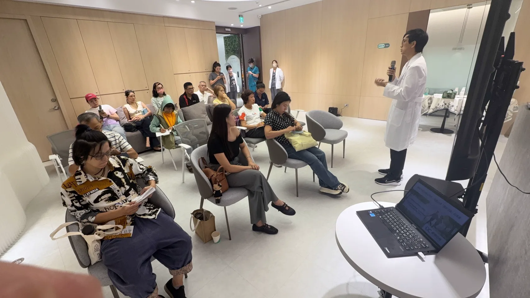 聽眾在台北康博診所聆聽慢性發炎與身體修復力演講