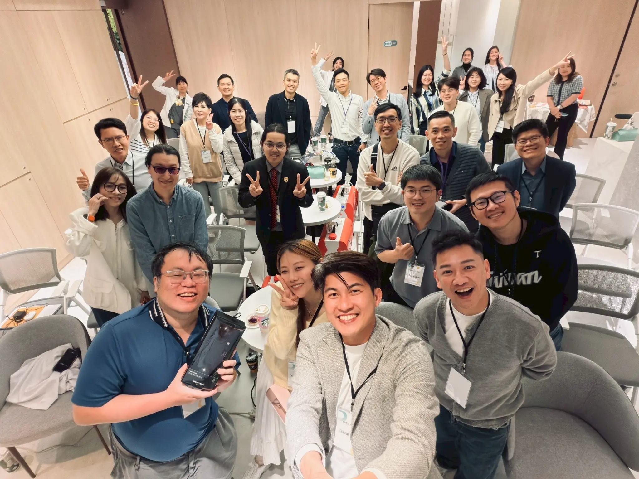 白袍人生學院醫師與院長參訪台北康博的團體合照